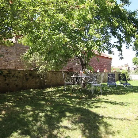 Holiday home 4 Etoiles Au Coeur De L'auvergne Avec Terrasse, Jardin Clos Et Equipements Pour Enfants - Fr-1-582-476 *