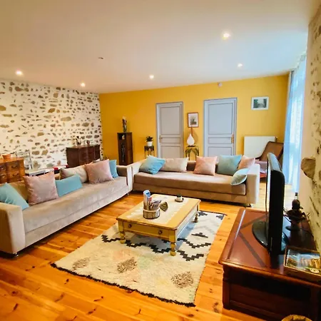4 Etoiles Au Coeur De L'auvergne Avec Terrasse, Jardin Clos Et Equipements Pour Enfants - Fr-1-582-476 Holiday home Saint-Beauzire (Haute-Loire)