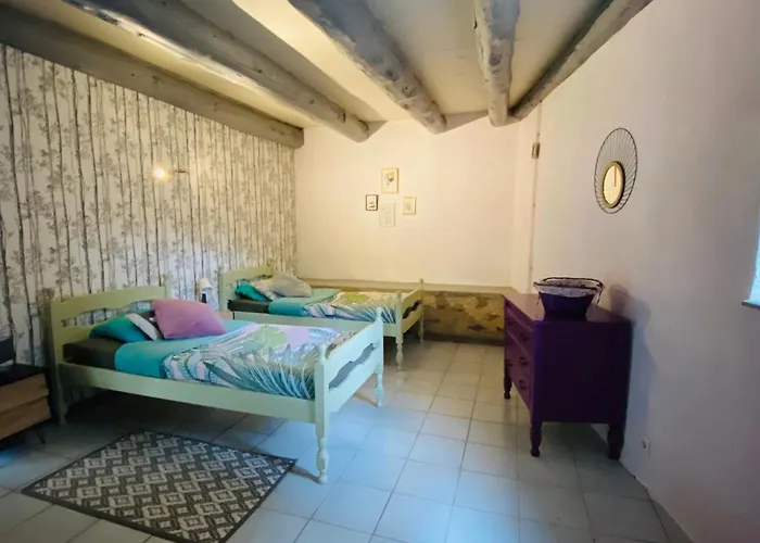 4 Etoiles Au Coeur De L'auvergne Avec Terrasse, Jardin Clos Et Equipements Pour Enfants - Fr-1-582-476 Holiday home Saint-Beauzire (Haute-Loire)