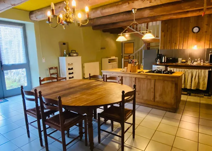 4 Etoiles Au Coeur De L'auvergne Avec Terrasse, Jardin Clos Et Equipements Pour Enfants - Fr-1-582-476 Holiday home Saint-Beauzire (Haute-Loire)