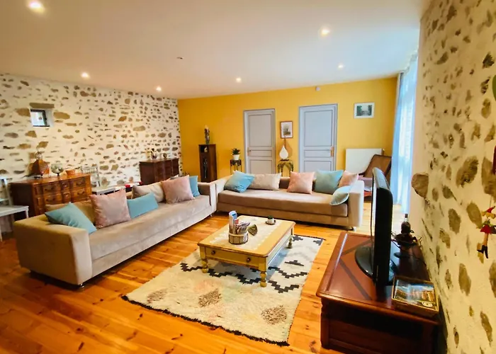 4 Etoiles Au Coeur De L'auvergne Avec Terrasse, Jardin Clos Et Equipements Pour Enfants - Fr-1-582-476 Holiday home Saint-Beauzire (Haute-Loire)