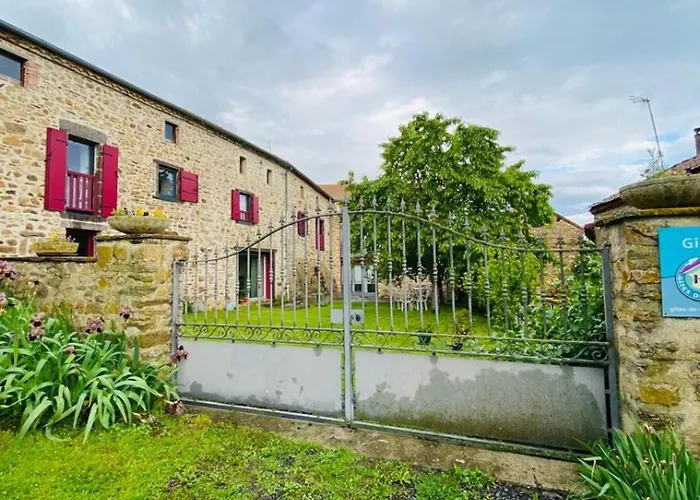 4 Etoiles Au Coeur De L'auvergne Avec Terrasse, Jardin Clos Et Equipements Pour Enfants - Fr-1-582-476 * Saint-Beauzire (Haute-Loire)