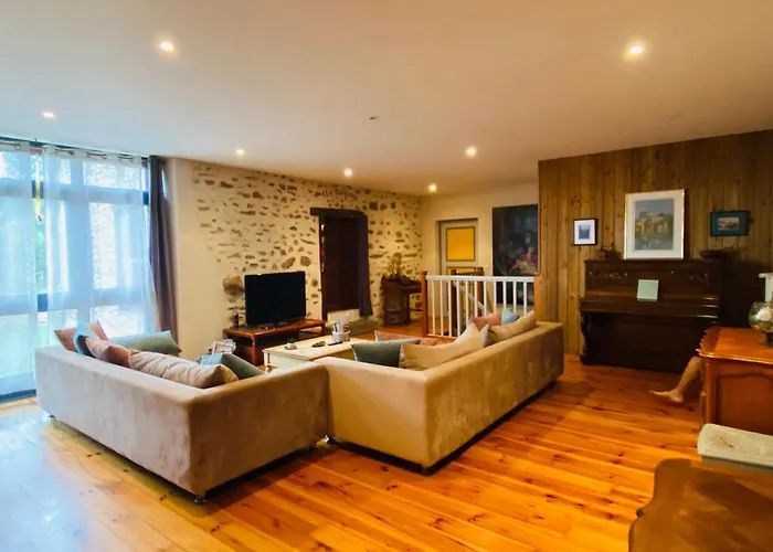 4 Etoiles Au Coeur De L'auvergne Avec Terrasse, Jardin Clos Et Equipements Pour Enfants - Fr-1-582-476